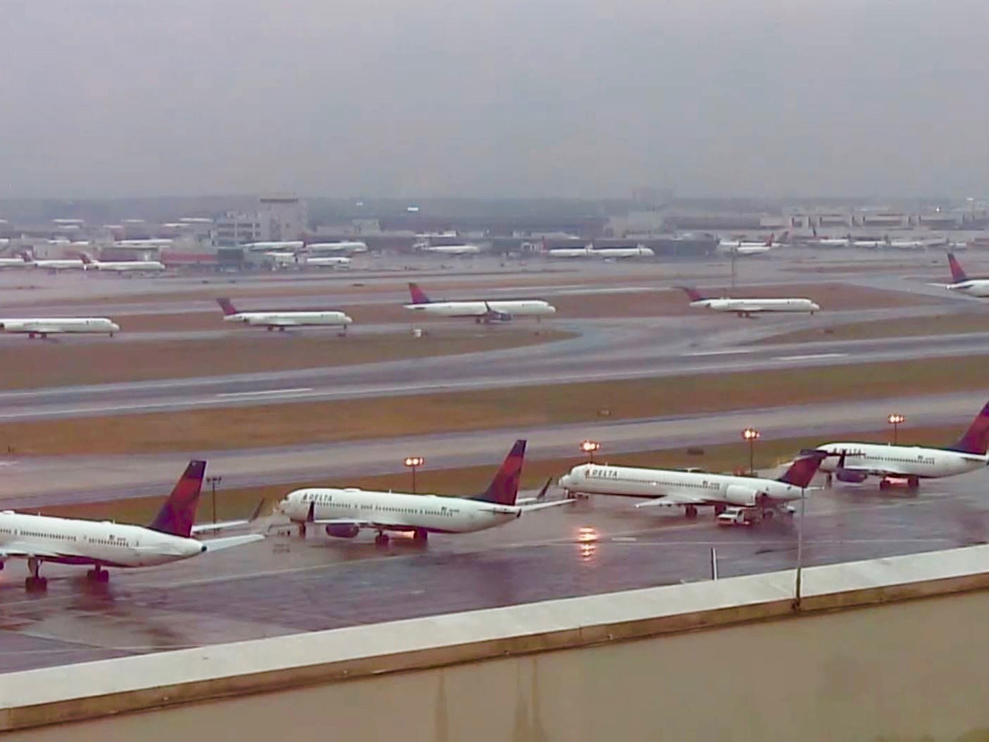 Planes stuck on the tarmac in Atlanta, Georgia, USA, in December 2017. Photo credit: Fox10. 